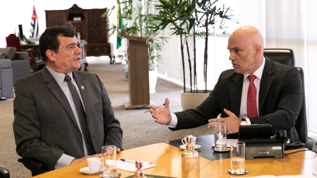 O ministro da Defesa, Paulo Sérgio, e o presidente do TSE, Alexandre de Moraes -