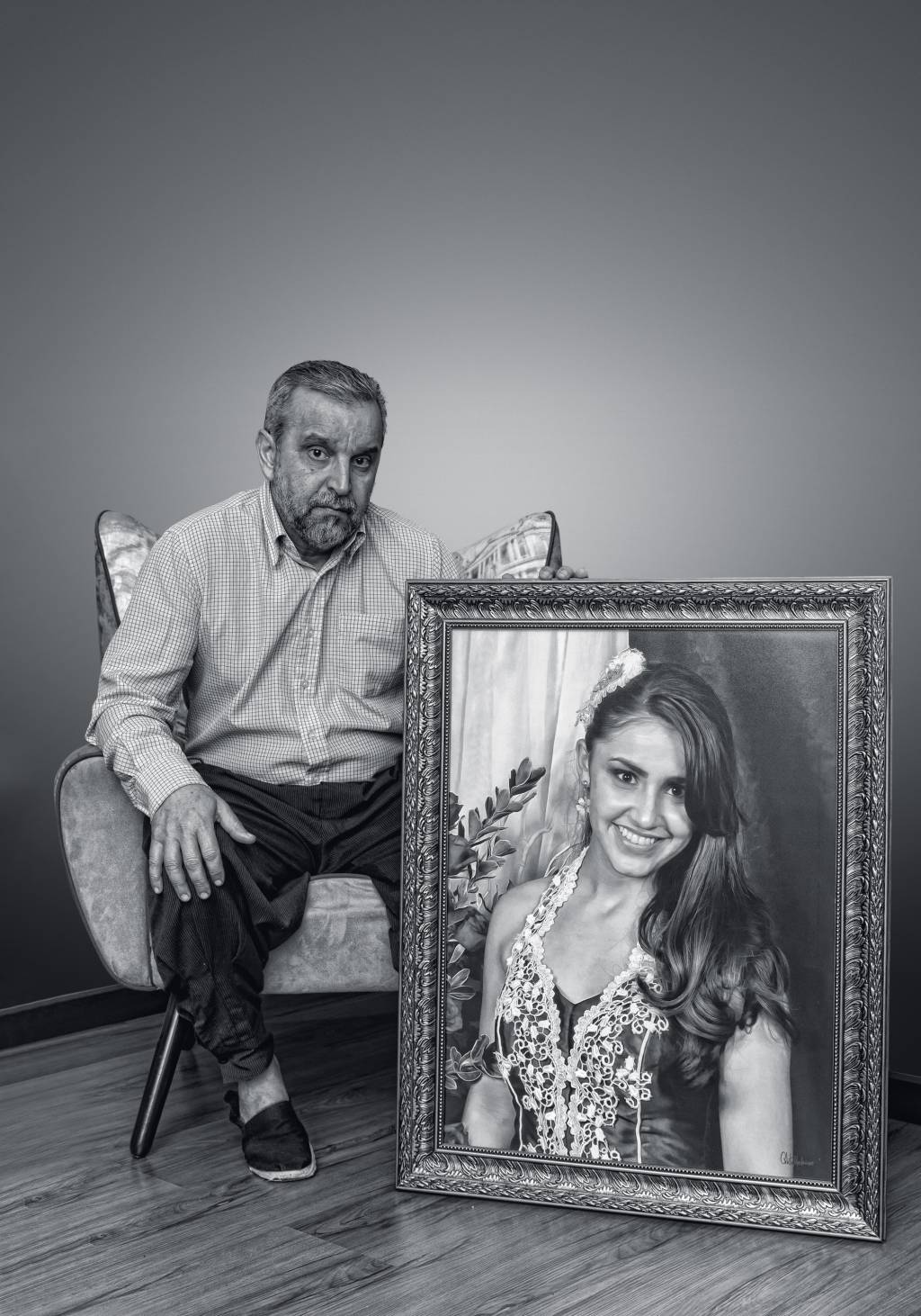Jorge Malheiros com um quadro de sua filha Fernanda -