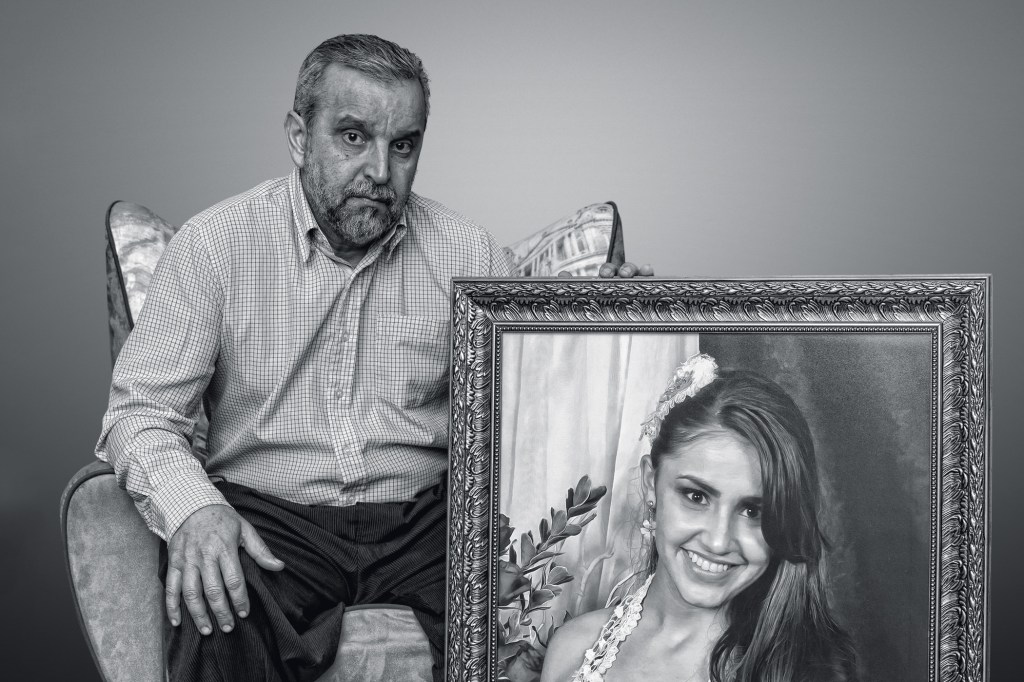 Jorge Malheiros com um quadro de sua filha Fernanda -