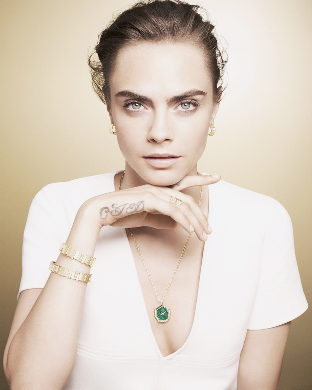 HIGHLIGHT - Dior necklace adorns the neck of model Cara Delevingne: shine -