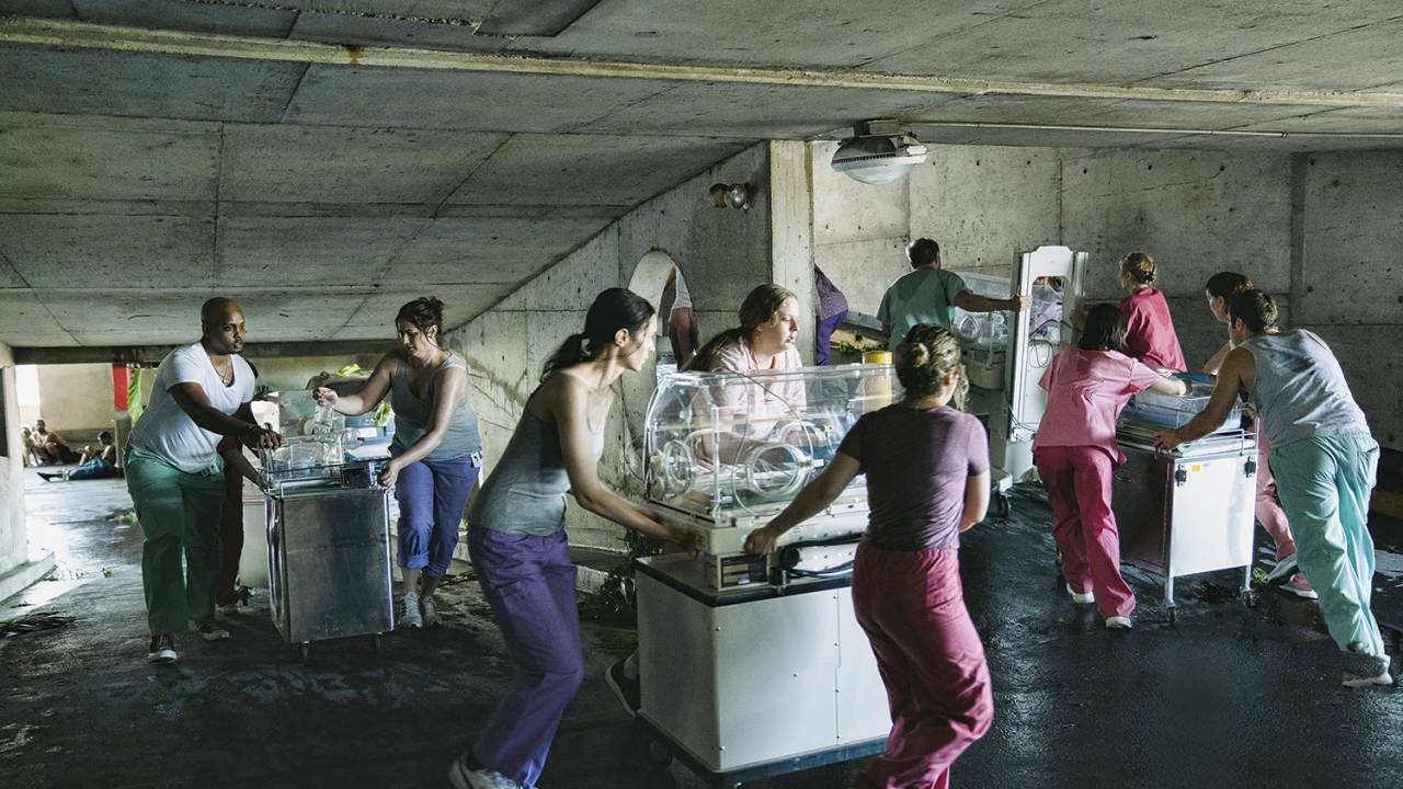 DESESPERO - Equipe corre com bebês em incubadoras: dramatização realista de uma tragédia humanitária -