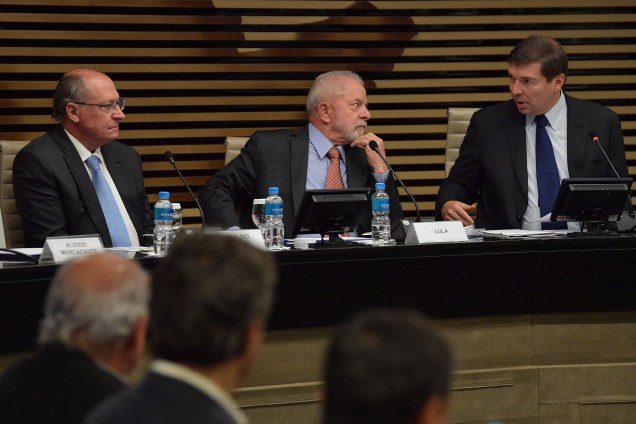 O candidato `a vice-presidente Geraldo Alckmin; o ex presidente e candidato `a presidência da República Lula, e o presidente da Federação das Indústrias do Estado de São Paulo, Josué Gomes, conversam, na sede da entidade 09/08/2022.