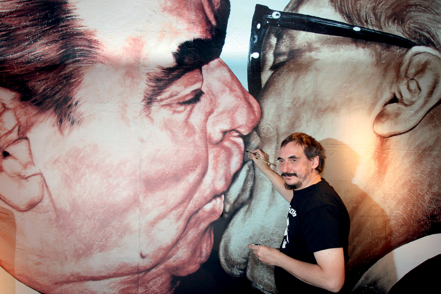&Iacute;CONE -&ensp;Vrubel e a pintura de Brejnev e Honecker no Muro: arte com hist&oacute;ria -
