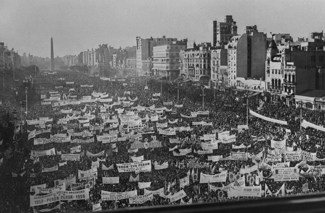 Associações sindicais dos trabalhadores argentinos da CGT marcharam na Avenida 9 de julho, em Buenos Aires, para convocar Juan e Eva Perón a apresentarem suas candidaturas à presidência e à vice-presidência. Em 30 de agosto de 1951.