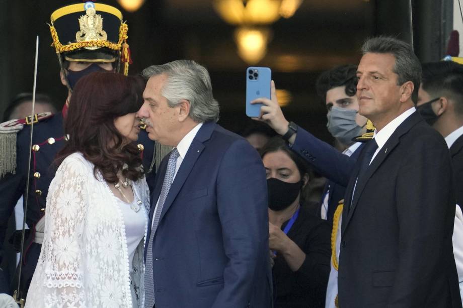 O presidente da Argentina Alberto Fernández e a vice-presidente Cristina Fernández de Kirchner conversam ao lado do deputado Serio Massa, em 1º/03/2022.