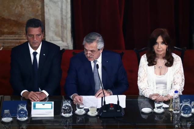 O presidente da Argentina, Alberto Fernández, vice-presidente Cristina Fernández de Kirchner e o então deputado Serio Massa, discursa na inauguração do 140º período de sessões ordinárias, no Congresso em Buenos Aires, em 1º /03/2022. O presidente da Argentina, Alberto Fernández, vice-presidente Cristina Fernández de Kirchner e o então deputado Serio Massa, discursa na inauguração do 140º período de sessões ordinárias, no Congresso em Buenos Aires, em 1º /03/2022.