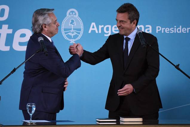 O presidente da Argentina, Alberto Fernández cumprimenta o novo ministro da Economia, Sergio Massa, após prestar juramento no Museu do Bicentenário da Casa Rosada, em Buenos Aires, em 03/08/2022. O presidente da Argentina, Alberto Fernández cumprimenta o novo ministro da Economia, Sergio Massa, após prestar juramento no Museu do Bicentenário da Casa Rosada, em Buenos Aires, em 03/08/2022.