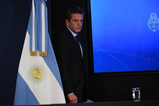 O novo ministro da Economia da Argentina, Sergio Massa, chega `a coletiva de imprensa na sede do Ministério da Economia, em Buenos Aires, em 03/08/2022. O novo ministro da Economia da Argentina, Sergio Massa, chega `a coletiva de imprensa na sede do Ministério da Economia, em Buenos Aires, em 03/08/2022.