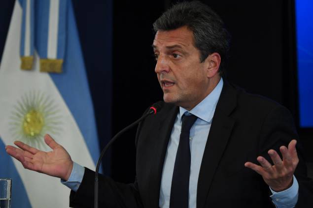 O novo ministro da Economia da Argentina, Sergio Massa, fala durante entrevista coletiva na sede do Ministério da Economia, em Buenos Aires, em 03/08/2022. O novo ministro da Economia da Argentina, Sergio Massa, fala durante entrevista coletiva na sede do Ministério da Economia, em Buenos Aires, em 03/08/2022.