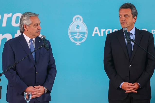O presidente da Argentina Alberto Fernández e o novo ministro da Economia Sergio Massa, durante o ato de juramento na Casa Rosada, em Buenos Aires, 03/08/2022. O presidente da Argentina Alberto Fernández e o novo ministro da Economia Sergio Massa, durante o ato de juramento na Casa Rosada, em Buenos Aires, 03/08/2022.