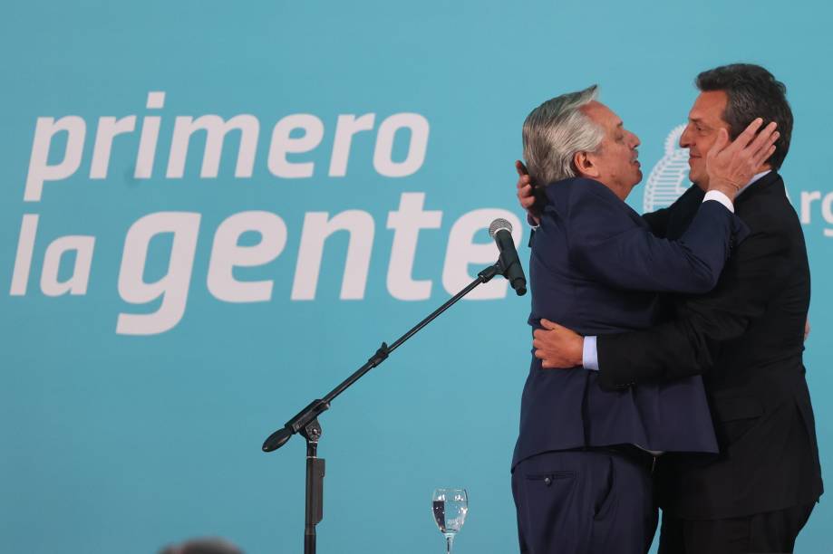 O presidente da Argentina, Alberto Fernández cumprimenta o novo ministro da Economia, Sergio Massa, após prestar juramento no Museu do Bicentenário da Casa Rosada, em Buenos Aires, em 03/08/2022.