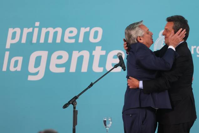 O presidente da Argentina, Alberto Fernández cumprimenta o novo ministro da Economia, Sergio Massa, após prestar juramento no Museu do Bicentenário da Casa Rosada, em Buenos Aires, em 03/08/2022. O presidente da Argentina, Alberto Fernández cumprimenta o novo ministro da Economia, Sergio Massa, após prestar juramento no Museu do Bicentenário da Casa Rosada, em Buenos Aires, em 03/08/2022.