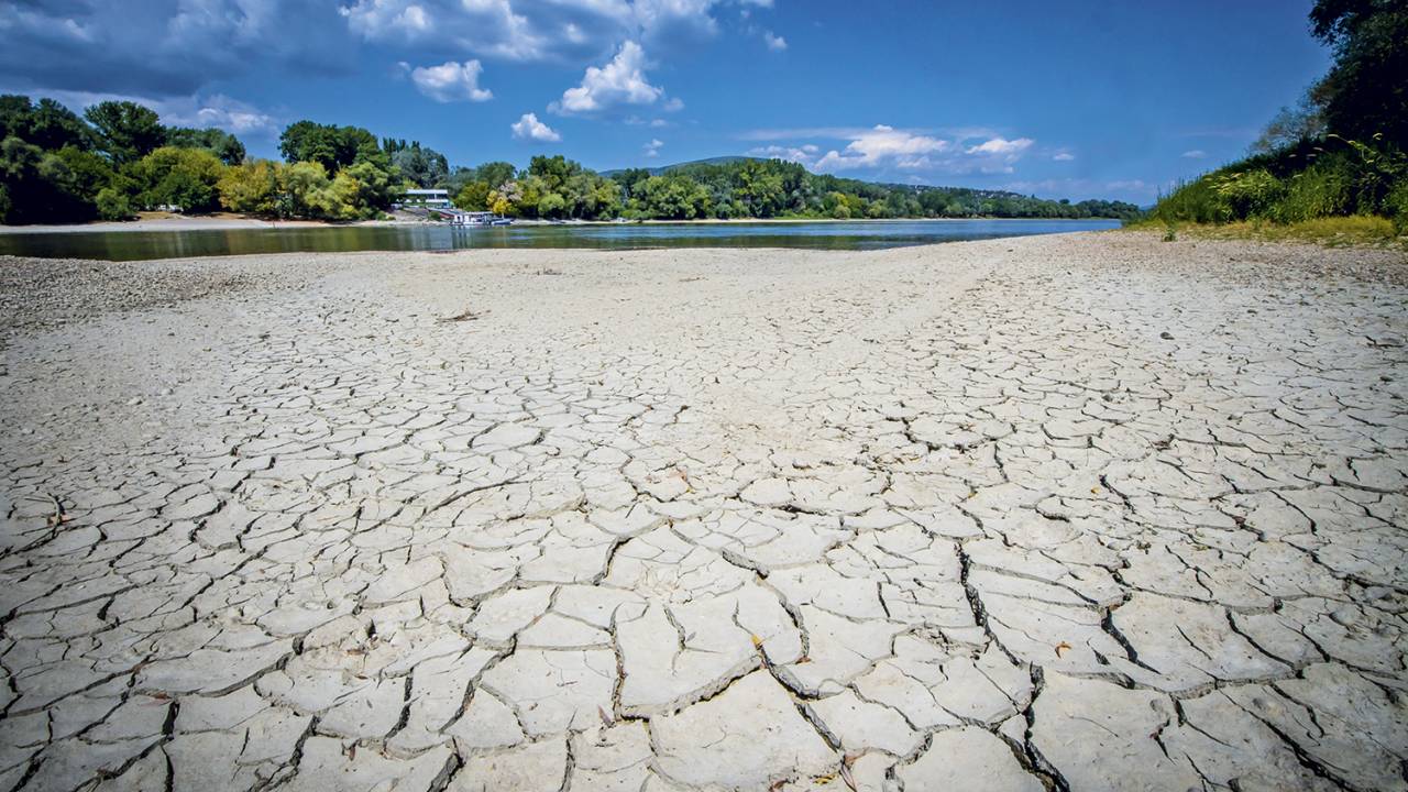 LEITO RESSECADO - Trecho do Rio Danúbio, o segundo maior da Europa: redução no fluxo de água e recuo das margens -