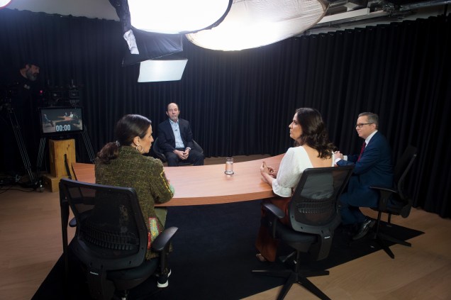 A bancada de entrevistadores formada por Sonia Racy, Clarissa Oliveira e Carlos Valim -