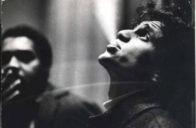 Caetano Veloso, cantor, músico, escritor, com Gilberto Gil, anos 70. Caetano Veloso, cantor, músico, escritor, com Gilberto Gil, anos 70.