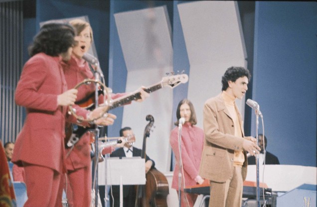 Caetano Veloso com o conjunto The Beat Boys, no Festival da Canção, 1967.
