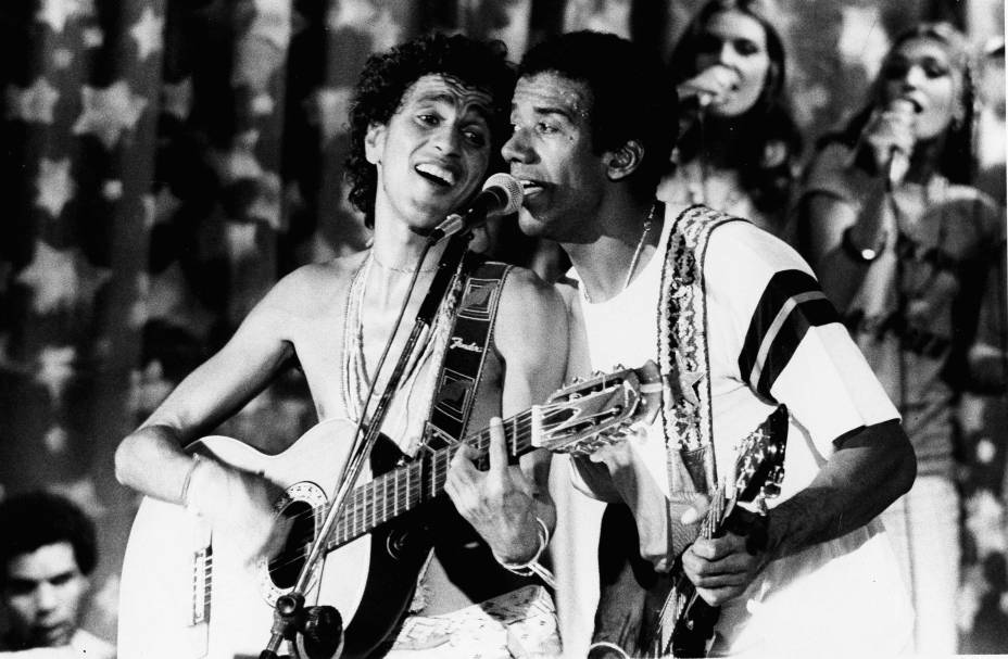 Caetano Veloso e Jorge Benjor, durante apresentação, anos 80.
