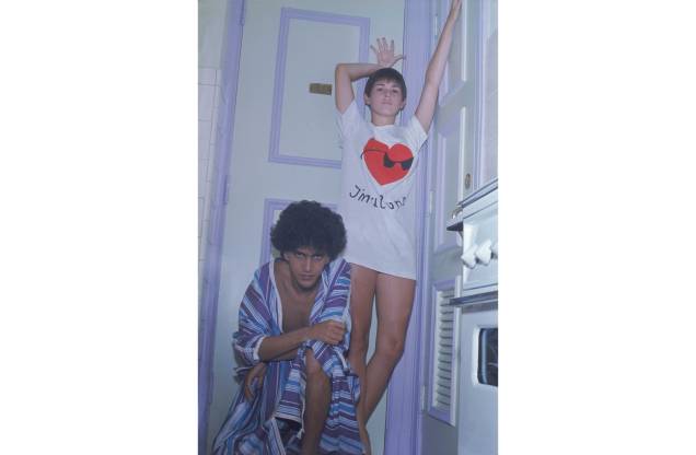 Caetano Veloso e Dedé Gadelha, em londres, 1968. Caetano Veloso e Dedé Gadelha, em londres, 1968.
