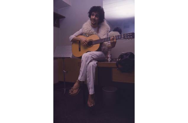 Caetano Veloso no camarim do Royal Festival Hall, Londres, 1970. Caetano Veloso no camarim do Royal Festival Hall, Londres, 1970.