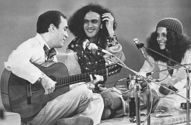 João Gilberto com Caetano Veloso e Gal Costa. Anos 60. João Gilberto com Caetano Veloso e Gal Costa. Anos 60.