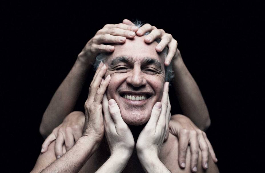 Caetano Veloso, durante ensaio fotográfico para o CD "Abraçaço". 2012.
