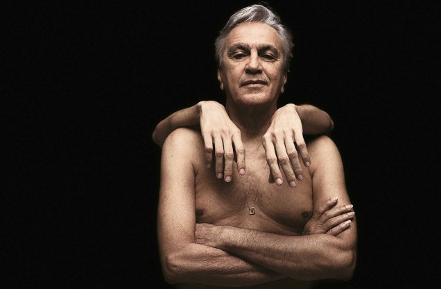 Caetano Veloso, durante ensaio fotográfico para o CD "Abraçaço". 2012.