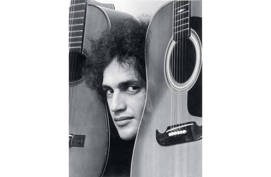 Caetano Veloso, cantor e compositor, em seu estúdio, 1977.