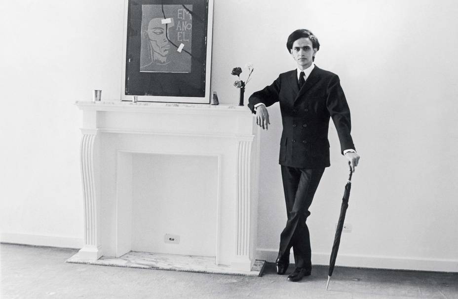 Caetano Veloso, cantor, músico, escritor, em ensaio fotográfico de  estilo "Dandi Moderno". 07/1970.