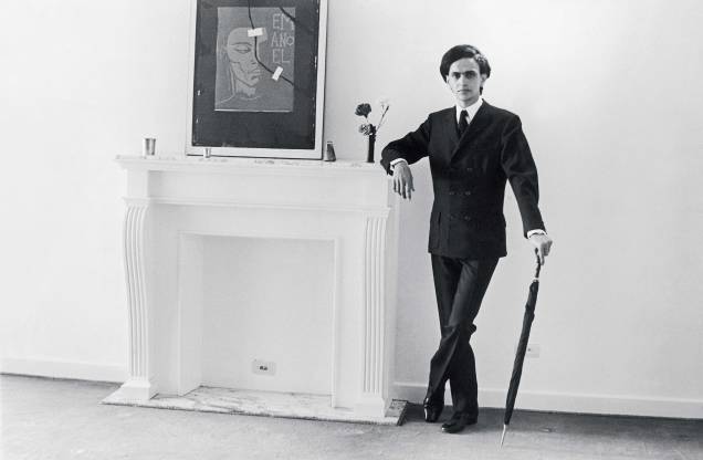 Caetano Veloso, cantor, músico, escritor, em ensaio fotográfico de estilo "Dandi Moderno". 07/1970. Caetano Veloso, cantor, músico, escritor, em ensaio fotográfico de estilo "Dandi Moderno". 07/1970.