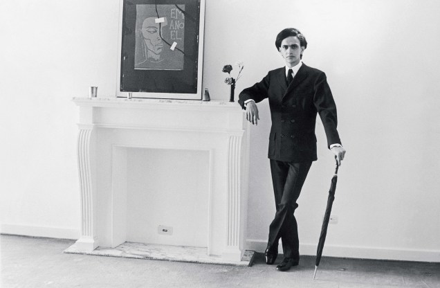 Caetano Veloso, cantor, músico, escritor, em ensaio fotográfico de  estilo "Dandi Moderno". 07/1970.