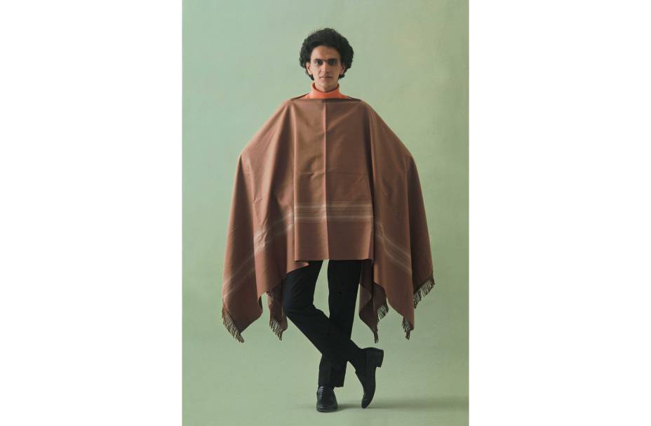 Caetano Veloso com poncho, em ensaio fotográfico, 1969.