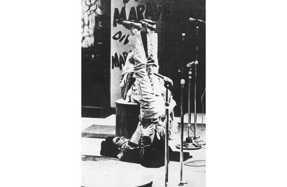 Caetano Veloso, durante o show "Divino Maravilhoso", 1968.