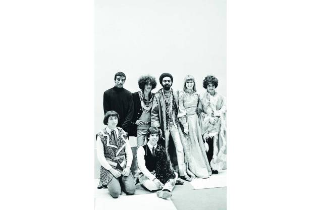 Jorge Benjor, Caetano Veloso, Gilberto Gil, Rita Lee, Gal Costa, Sérgio Dias e Arnaldo Baptista no show "Divino Maravilhoso", 1968. Jorge Benjor, Caetano Veloso, Gilberto Gil, Rita Lee, Gal Costa, Sérgio Dias e Arnaldo Baptista no show "Divino Maravilhoso", 1968.
