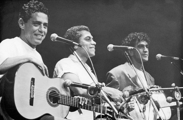 Chico Buarque, Paulinho da Viola e Caetano Veloso no programa "Chico e Caetano", da TV Globo, anos 80. Chico Buarque, Paulinho da Viola e Caetano Veloso no programa "Chico e Caetano", da TV Globo, anos 80.