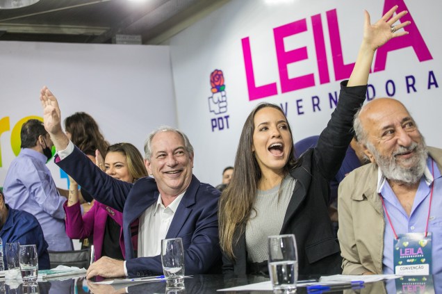 Ciro Gomes, candidato `a presidência da República pelo PDT, acompanhado por Giselle Bezerra, durante campanha em Brasília, 03/08/2022.