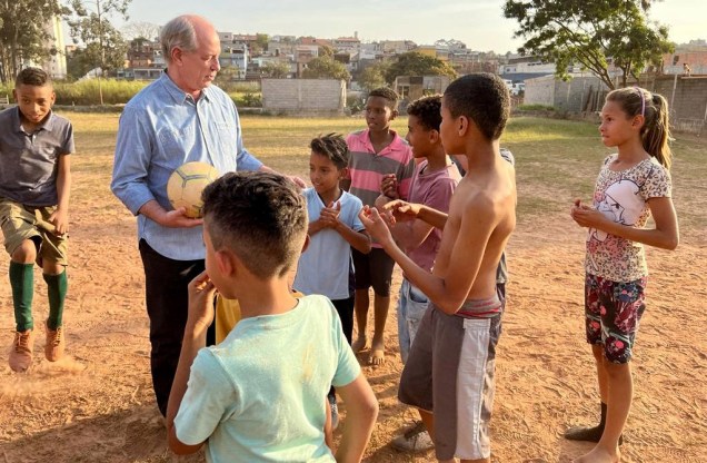 Ciro Gomes, candidato `a presidência da República pelo PDT, durante visita `a periferia de São Paulo, recebido por crianças no campo de várzea,