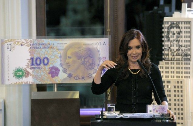 A então presidente argentina Cristina Kirchner discursa no lançamento da nova nota de 100 pesos com o retrato de Eva Perón, durante cerimônia realizada na Casa Rosada, em Buenos Aires, 25/07/2012.