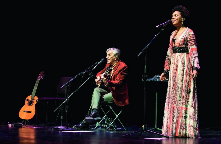 Caetano Veloso e Teresa Cristina no show "Caetano Apresenta Teresa", 2017.