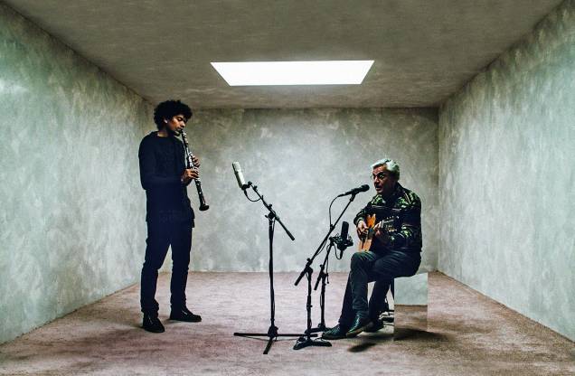 Caetano Veloso tocando com o músico Ivan Sacerdote, durante uma jam session. 2020. Caetano Veloso tocando com o músico Ivan Sacerdote, durante uma jam session. 2020.