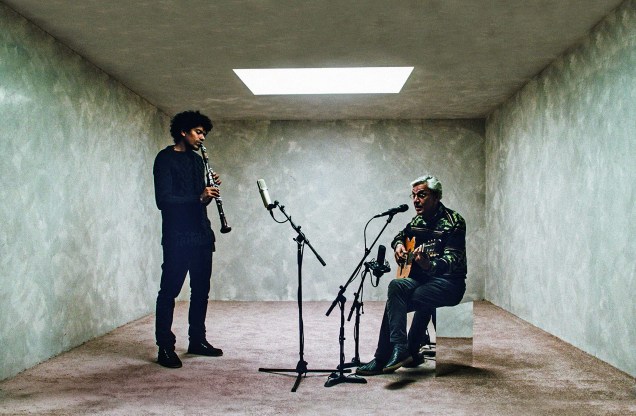 Caetano Veloso tocando com o músico Ivan Sacerdote, durante uma jam session. 2020.