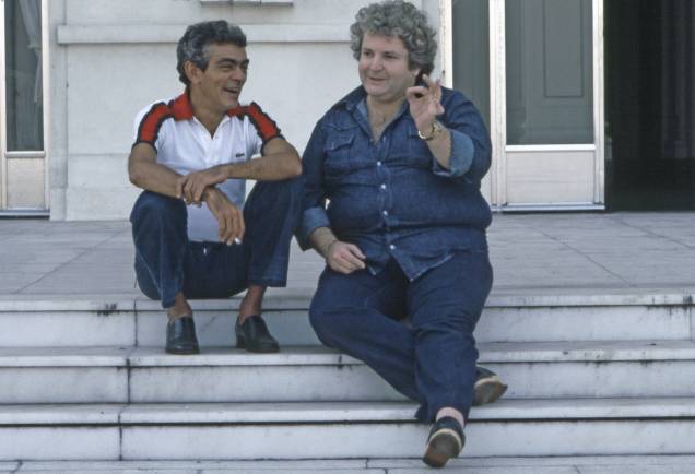 Chico Anysio e Jô Soares sentados na escadaria do Teatro Municipal do Rio de Janeiro. 1981.