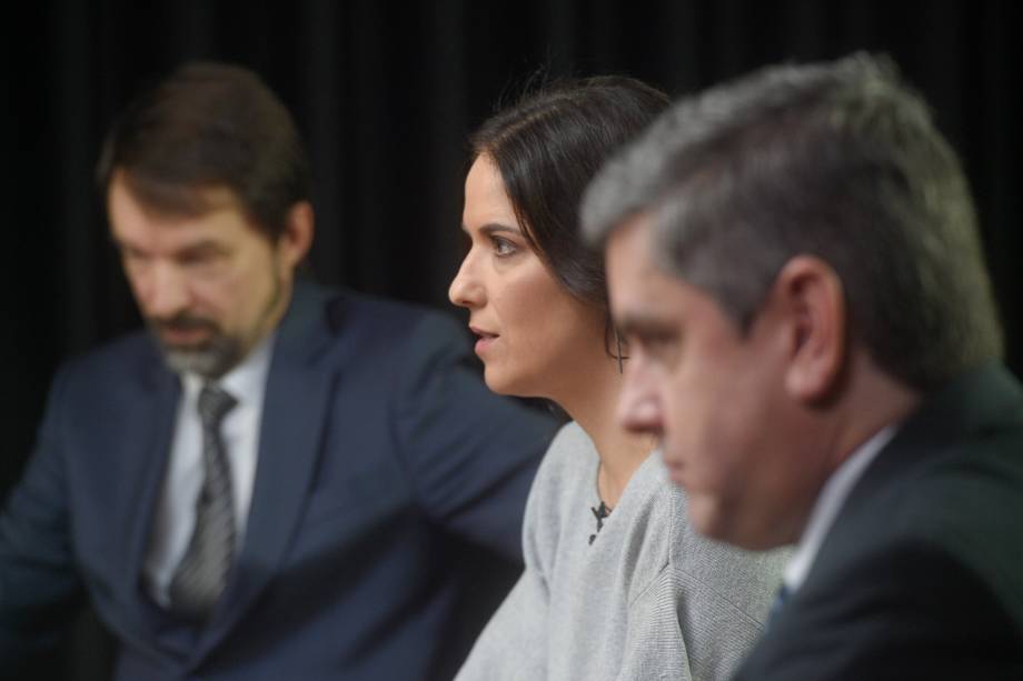 A bancada de entrevistadores formada por Fernando Schüler, Clarissa Oliveira e Fábio Zanini -