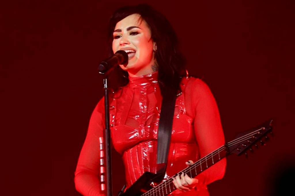 Demi Lovato deixa pop autoajuda e encarna roqueira em show em SP