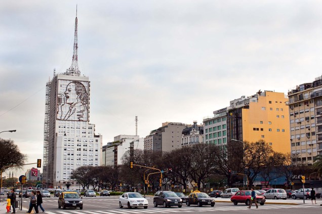 Fachada do edif’cio de Desenvolvimento Social com o rosto de Eva Perón, colocado pelo governo de Christina Kirchner, Buenos Aires, 11/10/2011.