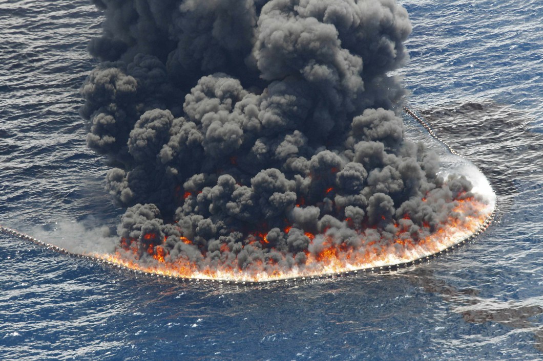 Uma queima de óleo controlada próximo da plataforma Deepwater Horizon no Golfo do México, 11/07/2010.