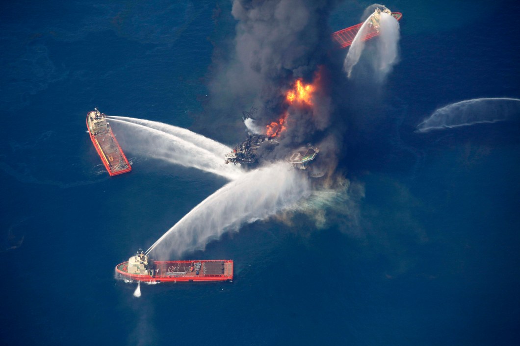 Foto aérea no Golfo do México, mais de 50 milhas a sudeste da Louisiana, a plataforma de petróleo Deepwater Horizon queimando, 21/04/2010.