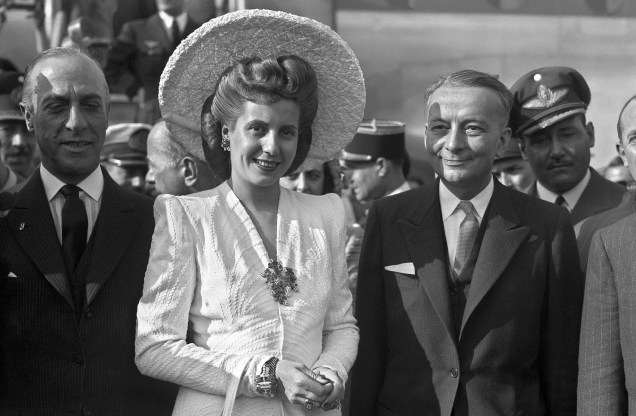 O ministro das Relações Exteriores francês Georges Bidault, cumprimenta a argentina Eva Perón, quando de sua chegada ao aeroporto de Orly para uma visita à França. 21/07/1947