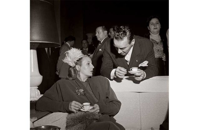 Evita Perón, em um café de Buenos Aires, 1950.
