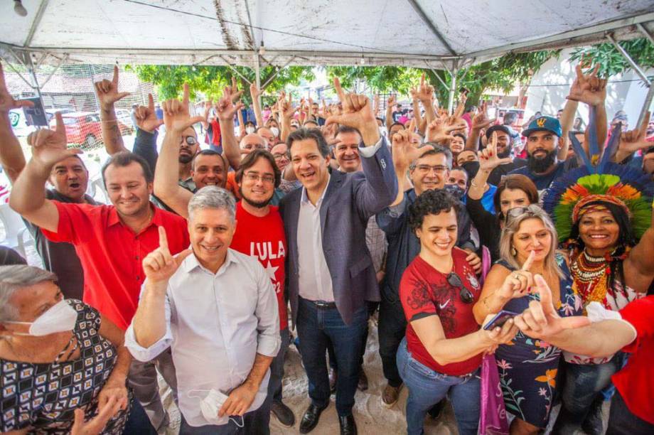 Fernando Haddad, candidato do PT ao governo do estado de São Paulo, com partidários na cidade de Mogi Guaçu-SP. 19/07/2022