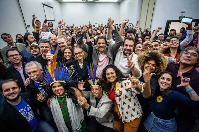 Fernando Haddad, candidato do PT ao governo do estado de São Paulo com seus eleitores, em 30/07/2022.
